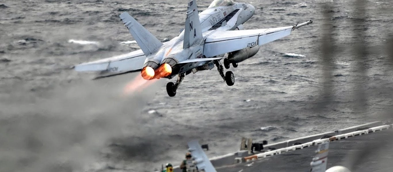 Απονηώσεις αεροσκαφών από το USS Theodore Roosevelt στον Περσικό Κόλπο (βίντεο)